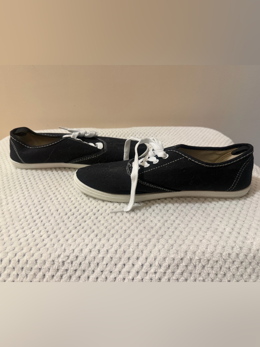 Ardene Black Canvas Lace-Up Women's Sneakers with White Laces - brand new - Picture 2 of 3